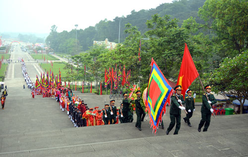Thành phố Việt Trì dâng hương tưởng niệm các Vua Hùng.